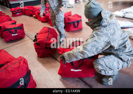 YOKOTA AIR BASE, Japon -- Senior Airman Peter Beyer, 374e Escadron de génie civil, l'inspection d'un produit chimique, convient ici le 17 mars pour aider l'opération Tomodachi. Yasuo Osakabe Banque D'Images