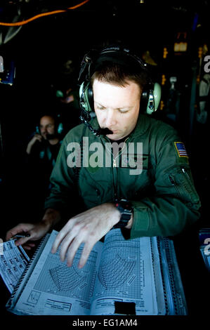 U.S. Air Force Tech. Le Sgt. Dave Harwood, un 17e Escadron d'opérations spéciales ingénieur de vol, calcule la distance d'atterrissage décollage à l'aéroport Yamagata à établir un point de ravitaillement avant de la FARP le 17 mars 2011. Les membres de la FARP vidés de la U.S. Air Force MC-130P Combat Shadow avion et alimenté quatre réservoirs souples pour un total de 36 000 livres de carburant JP-8. FARPs permettre aux avions d'exploiter à des distances de plus en permettant à l'avion de s'arrêter et faire le plein de carburant lorsqu'il n'existe généralement. L'équipe FARP est capable de fournir de carburant et à distance des endroits austères. Les fossiles à l'aéroport Yamagata Banque D'Images