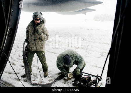 Le sergent de l'US Air Force. Nicholas Wisnoski, un 17e Escadron d'opérations spéciales, arrimeur et Tech. Le Sgt. Timothy Rodgers, un 353e groupe d'opérations spéciales avant de la station FARP, membre de l'équipement d'installation d'une reprise de MC-130P Combat Shadow avion à l'aéroport de Yomagata le 17 mars 2011. Les membres de la FARP vidés le MC-130P et alimenté quatre réservoirs souples pour un total de 36 000 livres de carburant JP-8. FARPs permettre aux avions d'exploiter à des distances de plus en permettant à l'avion de s'arrêter et faire le plein de carburant lorsqu'il n'existe généralement. L'équipe FARP est capable de fournir de carburant et auste à distance Banque D'Images