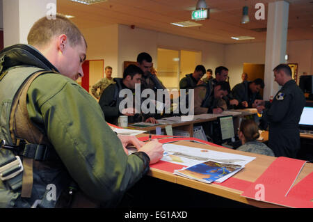 SPANGDAHLEM AIR BASE, Allemagne - Pilotes de la 480e Escadron de chasse recevoir un exposé à l'escadron ici avant de partir à l'appui de l'opération Odyssey Dawn le 19 mars. Groupe de travail conjoint Odyssey Dawn est l'U.S. Africa Command task force créée pour fournir et opérationnel système tactique de commandement, de contrôle et de forces militaires américaines soutenant la réponse internationale à l'agitation en Libye et de l'application de la résolution du Conseil de sécurité des Nations unies la résolution 1973. La résolution 1973 autorise toutes les mesures nécessaires pour protéger les civils en Libye sous la menace d'attaque par les forces du régime Kadhafi. JTF Ody Banque D'Images