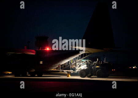 Un conducteur de chariot élévateur du 353e groupe d'opérations spéciales de déchargements des fournitures médicales à partir d'un MC-130P Combat Shadow à l'Aéroport de Sendai, Japon, le 19 mars. Le 320e Escadron tactique spéciale de l'Aéroport de Sendai a rouvert la piste aux aéronefs à voilure fixe 16 mars, permettant l'approvisionnement de voler-dans plus rapidement pour appuyer l'opération Tomodachi. La 320ème STS soutient les efforts militaires des États-Unis pour fournir de l'aide pour le Japon après le séisme et le tsunami du 11 mars. Le s.. Samuel Morse Banque D'Images