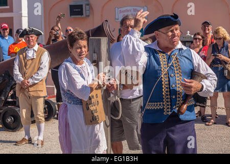 Une femme est condamnée à la 'Le tabouret Dunk', comme un 'nag et les potins ' dans une reconstitution historique à Saint-Georges, les Bermudes Banque D'Images