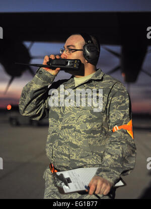 La BASE AÉRIENNE DE SPANGDAHLEM, en Allemagne - Un aviateur affecté à la 726ème escadron de la mobilité aérienne transmet les informations sur l'expédition d'un C-130J Super Hercules ici à l'appui de l'opération Odyssey Dawn le 21 mars. Groupe de travail conjoint Odyssey Dawn est l'U.S. Africa Command task force créée pour fournir et opérationnel système tactique de commandement, de contrôle et de forces militaires américaines soutenant la réponse internationale à l'agitation en Libye et de l'application de la résolution du Conseil de sécurité des Nations unies la résolution 1973. La résolution 1973 autorise toutes les mesures nécessaires pour protéger les civils en Libye sous la menace d'attaque par Kadhafi Banque D'Images