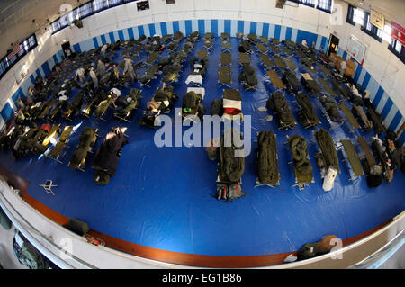 Servicemembers déployés sur la base aérienne d'Aviano, en Italie, à l'appui de la Force opérationnelle interarmées de l'Odyssey Dawn résider temporairement dans le centre de remise en forme Falcon 22 mars 2011. Groupe de travail conjoint Odyssey Dawn est l'U.S. Africa Command Task force créée pour soutenir l'ensemble de la communauté internationale face aux troubles en Libye. Une large coalition de nations unies s'associent pour faire respecter la résolution du Conseil de sécurité des Nations unies la résolution 1973, qui autorise tous les moyens nécessaires pour protéger les civils en Libye sous la menace d'attaque par les forces du régime Kadhafi. Odyssée de la foi l'aube est commandée par l'amiral Samuel J. Locklear, III. US Army Banque D'Images