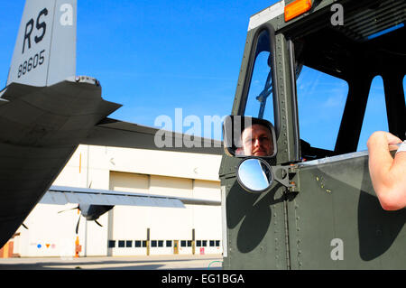 Les cadres supérieurs de l'US Air Force Airman Adam Mertz, 721e Escadron Port Aérien, attend de charger des cargaisons sur un C-130J Super Hercules pour son départ à l'appui de la Force opérationnelle interarmées de l'Odyssey Dawn, Base aérienne de Ramstein, en Allemagne, le 24 mars 2011. Groupe de travail conjoint Odyssey Dawn est l'U.S. Africa Command task force créée pour fournir et opérationnel système tactique de commandement, de contrôle et de forces militaires américaines soutenant la réponse internationale à l'agitation en Libye et de l'application de la résolution du Conseil de sécurité des Nations Unies 1973. La résolution 1973 autorise toutes les mesures nécessaires pour protéger les civils en Libye sous la menace Banque D'Images