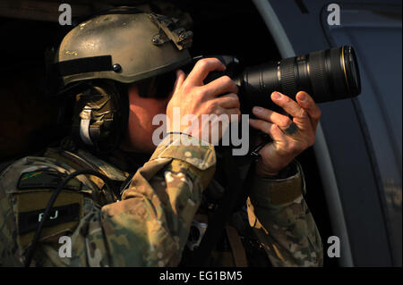 U.S. Air Force Pararescueman Master Sgt. Jérémie Coomer du 320th Special Tactics Squadron, Kadena Air Base, Japon, prépare son appareil photo avant de décoller de la base aérienne d'Yokoat, le Japon pour les opérations de recherche sur la côte nord-est du Japon terre principale à l'appui de l'opération Tomodachi 25 Mars, 2011. Dans le cadre de l'opération Tomodachi, l'armée des États-Unis a placé les capacités d'aide humanitaire dans la région affectée qui soutiennent les efforts de secours à la demande du gouvernement du Japon. Tech. Le Sgt. DeNoris A. Monkeybone Banque D'Images