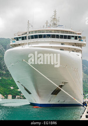 Bateau de croisière blanche amarré dans la baie Banque D'Images