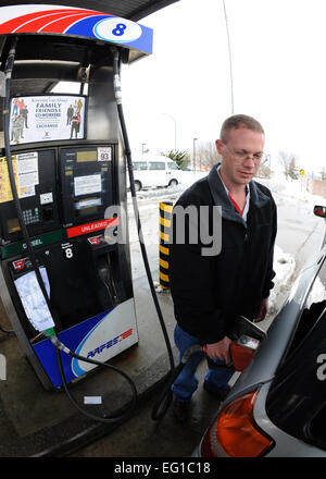 MISAWA AIR BASE, Japon - Le Sgt Technique. Johnny Voss, 35e Escadron de maintenance, remplit son réservoir d'essence le 26 mars après la restriction de carburant a été levée. La poursuite des efforts sont faits pour rétablir la base pour les opérations normales. La station d'essence AAFES n'a plus d'une restriction de dix gallons par client. Airman Senior Chelsea Cummings Banque D'Images