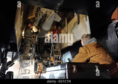 Aviateurs du 28e Escadron de munitions, une charge de deux mille livres bombe dans un avion B-1B Lancer à bombes sur Ellsworth Air Force Base, S.D., 27 mars 2011. Avec moins de deux jours à partir de la première convocation pour le décollage, Ellsworth aviateurs généré des centaines d'armes pour plusieurs avions de l'opération Odyssey Dawn. Le s.. Marc I. Lane Banque D'Images