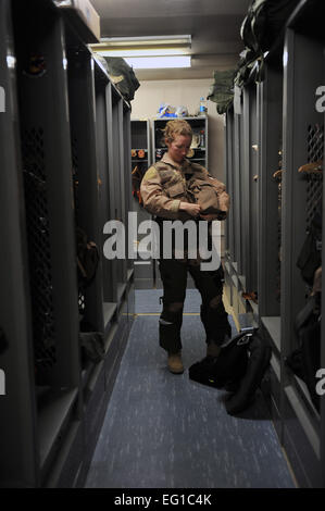 Le major Tracy Schmidt, 389e Escadron expéditionnaire de F-15E Strike Eagle, pilote de l'air convient à Bagram, en Afghanistan, le 29 mars. Schmidt et trois autres femelles a volé la première mission de combat d'être transporté, planifié et géré entièrement par les femmes. Sheila SrA Devera Banque D'Images