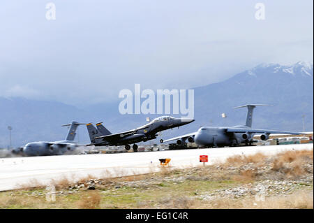 Le major Tracy Schmidt, 389e Escadron expéditionnaire de F-15E Strike Eagle pilote, et le Capitaine Kimberly Volk, officier système d'armes, prend de l'air à Bagram, en Afghanistan, le 29 mars. Sheila SrA Devera Banque D'Images