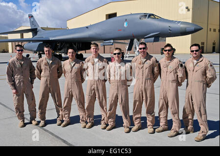 Les deux équipages de la 34e et 28e Bomb Squadron Escadron de soutien de se tenir en face d'un B-1B de Ellsworth Air Force Base, S.D., 30 mars 2011. B-1B deux lancers de la 28e Escadre à la bombe lancée début Dimanche, 27 mars de Ellsworth Air Force Base à frapper des cibles en Libye dans le cadre de l'opération Odyssey Dawn. Le s.. Marc I. Lane Banque D'Images
