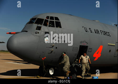 Aviateurs du California Air National Guard's 146e Airlift Wing préparer un Air Force C-130J Hercules cargo) pour l'incendie à Dyess Air Force Base, Texas, le 18 avril 2011. Le C-130 est équipé du système de lutte contre les incendies en vol MAFFS modulaire, qui est capable de distribuer 3 000 gallons d'eau ou de flammes dans moins de 5 secondes. Les friches ont réparties dans diverses parties du Texas et ont brûlé plus de 1 000 milles carrés de terres. par le sergent. Eric Harris Banque D'Images