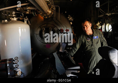 Le sergent-chef de l'US Air Force. Bill Whitlatch, 115e Escadron de transport aérien, California Air National Guard, explique les capacités du système de lutte contre les incendies en vol modulaire MAFFS à bord d'un Air Force C-130J Hercules cargo) à Dyess Air Force Base, Texas, le 18 avril 2011. L'MAFFS est capable de distribuer 3 000 gallons d'eau ou de flammes dans moins de 5 secondes. Aviateurs du California Air National Guard's 146e Airlift Wing, le North Carolina Air National Guard's 145e Airlift Wing et de la Wyoming Air National Guard's 153e Airlift Wing soient réunis à Dyess pour aider avec firefighti Banque D'Images