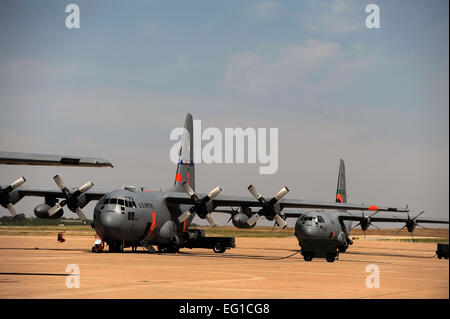 Aviateurs de California Air National Guard's 146e Airlift Wing, North Carolina Air National Guard's 145e Airlift Wing et Wyoming Air National Guard's 153e Airlift Wing se rassemblent à Dyess Air Force Base, Texas pour se préparer aux opérations de lutte contre les incendies, le 18 avril 2011. Les aviateurs d'entretenir et d'exploiter le système de lutte contre les incendies en vol modulaire MAFFS installé à bord d'un Hercules C-130 qui est capable de distribuer 3 000 gallons d'eau ou de flammes dans moins de 5 secondes. Les friches ont réparties dans diverses parties du Texas et ont brûlé plus de 1 000 milles carrés de terres. Le s.. Banque D'Images