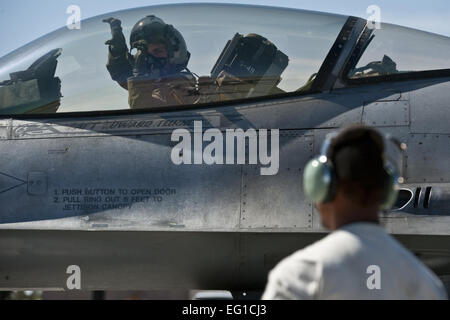 Le capitaine de l'US Air Force Jeremy Nolting, un pilote de la 79e Escadron de chasse, Shaw Air Force Base, S.C., présente le 79e FS 'tiger claw' sign du cockpit d'un F-16 Fighting Falcon avant de partir en mission d'entraînement à Nellis Air Force Base, Nevada, au cours de l'effort du drapeau vert à l'Ouest 11-6, avril 20, 2011. Drapeau vert à l'Ouest se reproduit la guerre irrégulière conditions actuellement trouvés dans le sud-ouest de l'Asie. Les équipages, travailler en étroite collaboration avec l'Armée de l'air de la finale de l'attaque aérienne. Les pilotes s'entraînent pour une des missions telles que l'appui aérien rapproché, et la reconnaissance aérienne. Banque D'Images