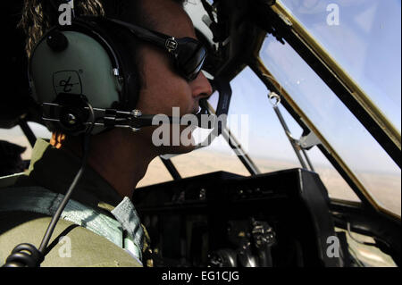 U.S. Air Force Le Major Mark Hutton, 115e Escadron de transport aérien, California Air National Guard, regarde par la fenêtre d'un C-130J Hercules pour vérifier le placement d'un produit ignifuge ligne près de Dyess Air Force Base, Texas, le 22 avril 2011. Le C-130 est équipé du système de lutte contre les incendies en vol modulaire qui est capable de distribuer 3 000 gallons d'eau ou de flammes dans moins de 5 secondes. Le feu agit comme une barrière empêchant les incendies de se propager à travers elle. Le s.. Eric Harris Banque D'Images