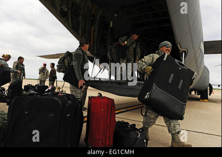 Aviateurs du 146e Airlift Wing, California Air National Guard, décharger les bagages d'un C-130J Hercules pendant l'incendie à Dyess Air Force Base, Texas, le 2 mai. Le C-130 entraîne de nouvelles équipes d'entretien et de l'air à Dyess AFB. Les équipages de remplacer périodiquement pour s'assurer qu'ils sont frais et capable d'effectuer à leur meilleur rendement. Le s.. Eric Harris Banque D'Images