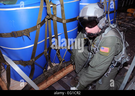 Les cadres supérieurs de l'US Air Force Airman Jason Barbieri, arrimeur avec le 36e Escadron de transport aérien à partir de Yokota Air Base, Japon, libère une palette système de livraison de conteneurs d'un Hercules C-130 de l'Armée de l'air cargo) Le 21 juin 2011, au cours de l'effort à faire face à l'Ouest 11 sur la zone de largage Gorda en Indonésie. Trois C-130s et plus de 70 aviateurs de Yokota, ainsi qu'un C-130 de l'armée de l'air indonésienne, ont participé à cette semaine de formation sur le terrain bilatéral exercice visant à améliorer l'état de préparation et l'interopérabilité interalliées entre les États-Unis et les forces de l'air indonésienne. Le Capitaine Raymond Geoffroy Banque D'Images