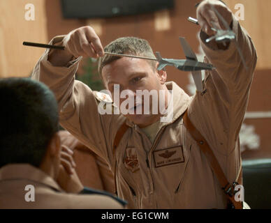 U.S. Air Force Le Major Mark Lorange explique une routine de vol d'un pilote instructeur d'étudiant irakien le 29 juin 2011, à base d'opérations de combat Speicher à Tikrit, en Irak. Lorange est un pilote instructeur avec le 52e Escadron d'entraînement en vol de l'expéditionnaire. Le Sergent David Salanitri Banque D'Images