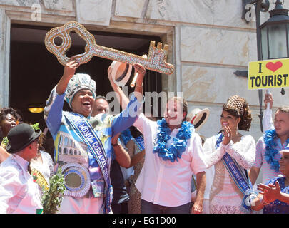 Rio de Janeiro, Brésil. Feb 13, 2015. 'Roi Momo' Wilson Neto indique la clé de cérémonie de Rio de Janeiro pendant la cérémonie d'ouverture officielle de la Rio de Janeiro 2015 Carnaval au palais de ville Rio de Janeiro, Brésil, le 13 février 2015. © Xu Zijian/Xinhua/Alamy Live News Banque D'Images