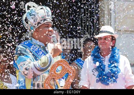 Rio de Janeiro, Brésil. Feb 13, 2015. 'Roi Momo' Wilson Neto (L) parle au cours de la cérémonie officielle d'ouverture de Rio de Janeiro 2015 du Carnival au palais de ville Rio de Janeiro, Brésil, le 13 février 2015. © Xu Zijian/Xinhua/Alamy Live News Banque D'Images