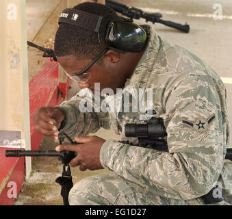 U.S. Air Force aérienne du Derrick Clark fait des corrections de la vue sur une carabine M-4 le 9 juillet 2011, au cours de l'entraînement à Dobbins Air Reserve Base, Ga. Clark est affecté à la réserve de la Force aérienne des Forces de sécurité du 94e Escadron. Brad Fallin Banque D'Images