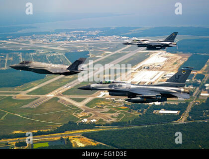 Le ministère de la Défense fo first U.S. Air Force F-35 Lightning II JSF (Joint strike fighter aircraft plane au-delà de la 33e Escadre de chasse de la ligne de vol avec deux Air Force F-16 Fighting Falcon avions avant l'atterrissage à sa nouvelle maison sur la base aérienne d'Eglin, en Floride, le 14 juillet 2011. Son pilote, le Lieutenant-colonel Eric Smith du 58e Escadron de chasse, est le premier qualifié de l'Armée de l'air pilote JSF. Le s.. Joely Santiago Banque D'Images