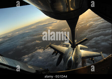 Un U.S. Air Force KC-135 Stratotanker ravitaillement aériens déployés au 22e Escadron de ravitaillement en vol expéditionnaire oreilles au centre de transit de Manas, au Kirghizistan, ravitaille un U.S. Air Force F-16 Fighting Falcon aéronefs de combat déployés à partir de la base aérienne d'Aviano, en Italie, le 30 juillet 2011 sur l'Afghanistan. Ce ravitailler faisait partie d'une mission qui a gagné le Major Joshua Brown, pilote 22 oreilles déployés à partir du 93e Escadron de ravitaillement en vol à Fairchild AFB, son 18ème grappe feuille de chêne pour la Médaille de l'air. Tech. Le Sgt. Hank Hoegen Banque D'Images