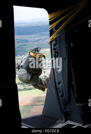 Les membres du Service des États-Unis, ainsi que des soldats de six pays de l'OTAN, hors d'une U.S. Air Force C-17 Globemaster III cargo) plus de Mannheim, Allemagne, 10 août 2011, à l'appui de Saut International Week 2011. Saut International Semaine inclus plus de 200 cavaliers militaires des États-Unis, Allemagne, Royaume-Uni, Italie, au Danemark et aux Pays-Bas. Les pays ont participé à l'aller à apprendre de leurs partenaires de coalition et de renforcer les relations de travail. Le sergent-chef. Wayne Clark Banque D'Images
