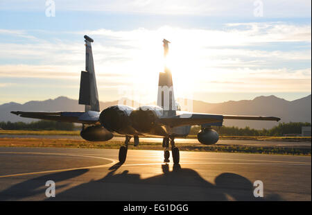 Un U.S. Air Force F-15C Eagle fighter aircraft à partir de la 104e Escadre de chasse de la Garde nationale aérienne, Massachusetts, s'écarte d'une base commune Elmendorf-Richardson, Alaska, pour la base de la Garde nationale aérienne Barnes, Mass., le 12 août 2011. Tech. Le Sgt. Anthony Mutti Banque D'Images