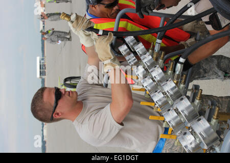 U.S. Air Force Tech. Le Sgt. Tim Kelly du 191e Escadron de maintenance se prépare à exploiter un MXS régulateur de pression d'air au cours d'un exercice le 13 août 2011, à la base de la Garde nationale aérienne Selfridge (Michigan), la 191e MXS effectué un exercice où il simulait un U.S. Air Force KC-135 Stratotanker aerial refueling avion avait endommagé train avant et une grue a été nécessaire pour déplacer l'appareil à un endroit sûr pour la réparation. Le système d'air a été utilisé pour remplir une série de vessies qui pourraient atténuer la queue de l'avion pendant que le nez de l'appareil a été levée par une grue. Tech. Le Sgt. Daniel Heaton Banque D'Images