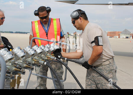 U.S. Air Force Tech. Le Sgt. Louis Jones et le sergent. Jauw Allen, à la fois avec le 191e Escadron de maintenance MXS, brancher les flexibles à un régulateur d'air lors d'un exercice d'entraînement le 13 août 2011, à la base de la Garde nationale aérienne Selfridge (Michigan), la 191e MXS effectué un exercice où il simulait un U.S. Air Force KC-135 Stratotanker aerial refueling avion avait endommagé train avant et une grue a été nécessaire pour déplacer l'appareil à un endroit sûr pour la réparation. Le système d'air a été utilisé pour remplir une série de vessies qui pourraient atténuer la queue de l'avion pendant que le nez de l'appareil a été levée par une grue. Tech. Banque D'Images