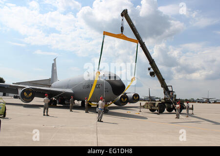 Aviateurs du 191e Escadron de maintenance MXS se préparent à lever le nez d'un KC-135 de l'US Air Force d'avions de ravitaillement en vol Stratotanker pendant un exercice à Selfridge Air National Guard Base, Michigan, le 13 août 2011. La 191ème MXS effectué un exercice où il simulait un KC-135 avaient endommagé train avant et une grue a été nécessaire pour déplacer l'appareil à un endroit sûr pour la réparation. Tech. Le Sgt. Daniel Heaton Banque D'Images