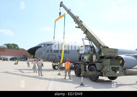 Aviateurs du 191e Escadron de maintenance MXS se préparent à lever le nez d'un KC-135 de l'US Air Force d'avions de ravitaillement en vol Stratotanker pendant un exercice à Selfridge Air National Guard Base, Michigan, le 13 août 2011. La 191ème MXS effectué un exercice où il simulait un KC-135 avaient endommagé train avant et une grue a été nécessaire pour déplacer l'appareil à un endroit sûr pour la réparation. Tech. Le Sgt. Daniel Heaton Banque D'Images