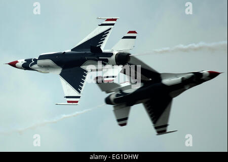 Le Major de l'US Air Force Aaron Jelinek, Thunderbird 5, premier solo, et le major J.R. Williams, Thunderbird 6, Solo opposé, effectuer l'inversion de la Lame adverse pendant le passage Boston-Portsmouth Air Show à Pease Air National Guard Base, N.H., 14 août 2011. Le s.. Larry E. Reid Jr. Banque D'Images