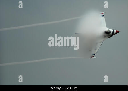 U.S. Air Force Le major J.R. Williams, Thunderbird 6, Solo opposé, effectue un petit col au cours de l'Boston-Portsmouth Air Show à Pease Air National Guard Base, N.H., 14 août 2011. Le s.. Larry E. Reid Jr. Banque D'Images