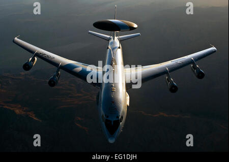 Un E-3 Sentry survole le centre national de formation à Fort Irwin, en Californie, le 16 août 2011, au cours de Green Flag-West 11-9. Le E-3 est attribuée à la 965th Airborne Air Control Squadron à la Tinker Air Force Base, en Oklahoma Brett Clashman Senior Airman Banque D'Images