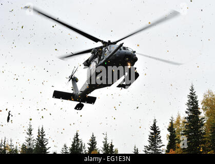 Une armée de l'air hélicoptère HH-60G Pavehawk prépare à la terre 21 septembre 2011, au cours de la formation conjointe du 212e Escadron de sauvetage pararescuemen et membres de Baker Company, 3e Peloton, 509e Régiment d'infanterie de l'air, à Joint Base Elmendorf-Richardson, en Alaska. Dans ce scénario de formation spécifique, les pararescuemen utilisé l'hélicoptère pour atteindre les membres de Baker Company qui ont été durement touchés par la simulation d'un engin explosif improvisé et étaient sous un feu nourri. Le s.. Zachary Wolf Banque D'Images