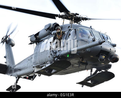 Un hélicoptère HH-60G Pavehawk transporte les victimes et membres de Baker Company, 3e Peloton, 509e Régiment d'infanterie de l'air, et le 212e Escadron de sauvetage au cours de la formation sur pararescuemen Joint Base Elmendorf-Richardson le 21 septembre 2011. Dans ce scénario de formation spécifique, les pararescuemen utilisé l'hélicoptère pour évacuer les membres de Baker Company qui ont été durement touchés par un engin explosif improvisé. Le s.. Zachary Wolf Banque D'Images