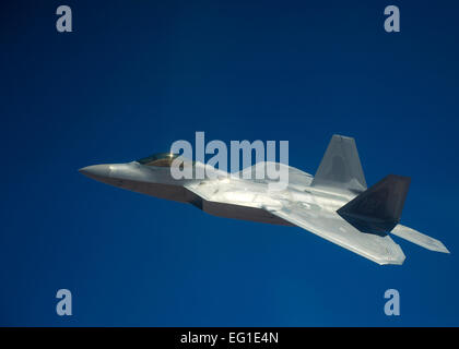 La base aérienne de HOLLOMAN, N.M. -- Un F-22 Raptor à partir du 7e Escadron de chasse survole le bassin de Tularosa, le 28 septembre 2011 lors d'une mission de combat air-air, le 28 septembre 2011. Deux rapaces a pris son envol en participant à l'air air incursion. John D. Strong Senior Airman II / Relâché Banque D'Images