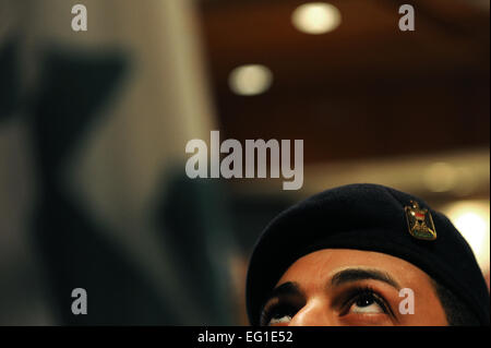 Un aviateur de l'armée de l'air iraquienne présentant des pratiques les couleurs durant l'entraînement avec la garde d'honneur de l'armée de l'air iraquienne aviateurs à Sather Air Base, l'Iraq, le 29 septembre, 2011. Deux aviateurs irakiens apprennent à être tuteurs de cérémonie des couleurs en préparation pour la promotion de Brig. Le général Anthony Rock, 321e escadre expéditionnaire aérienne, au général commandant le 4 octobre. Le s.. Mike Meares Banque D'Images