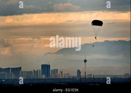 Un aviateur de l'Armée de l'air américaine avec la 820e Airborne Cheval Rouge, parachutes de vol dans une zone de chute d'un Hercules C-130 de l'Armée de l'air cargo) lors d'une mission de formation le 4 octobre 2011, à Nellis Air Force Base, Nevada Red Horse et 6ème escadron d'instruction au combat aviateurs, effectuer des missions de largage, pour rester au courant de la Formation et certifications, ce qui leur permet d'effectuer des missions de saut et d'exploiter leurs propres zones de dépôt. Brett Clashman Senior Airman Banque D'Images