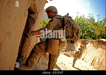 Le sergent de l'US Air Force. Ratkowski Martin, Équipe mixte Zabul K-9, gestionnaire et son K-9, Tosca, recherchez une maison pour les explosifs de fabrication artisanale dans un village local dans le district de Mizan, Afghanistan, 20 octobre 2011. Ratkowski est joint à l'Équipe de reconstruction provinciale Zabul pour fournir un des explosifs artisanaux recherche avec son K-9. Zabul EPR a pour mission de mener des opérations militaires dans la province de Zabul pour étendre la portée et la légitimité du gouvernement de l'Afghanistan. Ratkowski, un buffle, natif de New York est déployé à partir du 9e Escadron des Forces de sécurité à Beale Air Force Base, en Californie S Banque D'Images