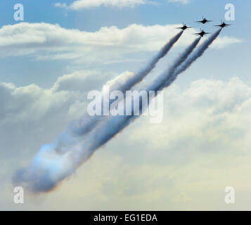 La U.S. Air Force Thunderbirds de l'Escadron de démonstration aérienne commencer une démonstration aérienne pour Marine Le Pen à la base aérienne MacDill, Floride, le 6 novembre 2011. A l'hôte à MacDill, démonstrations aériennes, des expositions statiques et l'Air Force Thunderbirds, donnant à la communauté de Tampa Bay à l'occasion de constater par moi-même les capacités des forces armées. Le s.. Angela Ruiz Banque D'Images