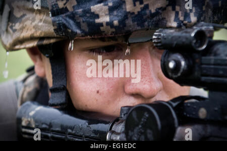 U.S. Air Force d'un membre de la 1re classe Israël Garcia du 36e Escadron des Forces de sécurité regarde les sites d'un fusil d'assaut M-4 au cours de la formation à la Pacific Air Forces Centre régional de formation sur la base aérienne d'Andersen, Guam, novembre7, 2011. Chaque défenseur en formation a été enseigné les techniques de combat par des cadres affectés au 736e Escadron des Forces de sécurité guerrier Commando lutte. Benjamin Senior Airman Wiseman Banque D'Images