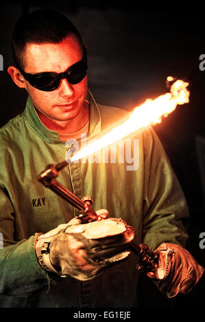 Le sergent de l'US Air Force. Daniel Kay, un aéronef de la technologie des métaux artisan, règle la flamme d'un chalumeau à la base aérienne de Ramstein, en Allemagne, le 21 novembre, 2011. Kay est affecté à la 86e Escadron de maintenance. Stephen J. Otero Senior Airman Banque D'Images