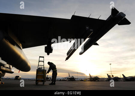 U.S. Air Force d'un membre de la 1re classe Mark Pennington, une 388e Escadre de chasse, technicien en armement effectue une inspection après vol d'une U.S. Air Force F-16 Fighting Falcon fighter avion après un attentat à la mission au cours de drapeau rouge 12-2 Exercice multinational interarmées à Nellis Air Force Base, Nevada, le 24 janvier 2012. Les partenaires de la Coalition de la Corée du Sud et l'Arabie saoudite a participé à l'exercice multinational interarmées, qui a débuté en 1975. Le sergent-chef. Benjamin Bloker Banque D'Images