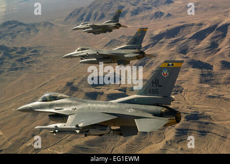 Le capitaine de l'US Air Force Thor Boland, le Capitaine Mike Broderick et le Capitaine Brandon Lavalley retour du Nevada Test et gamme de formation sur trois jours de drapeau rouge 12-2, le 25 janvier 2012, à Nellis Air Force Base, Nevada Les pilotes sont affectés à la 4e Escadron de chasse de Hill Air Force Base, dans l'Utah. Le sergent-chef. Benjamin Bloker Banque D'Images