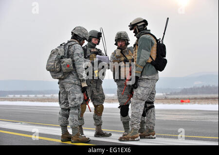 Les membres du Groupe d'intervention d'urgence 435ème s'entasser à discuter de leurs plans d'action au cours de l'exercice au CRG 435ème base aérienne de Ramstein, en Allemagne, le 31 janvier 2012. L'exercice a eu lieu dans le but de former des membres de première intervention dans la construction d'un aérodrome de déploiement. Navigant de première classe Caitlin O'Neil-McKeown Banque D'Images